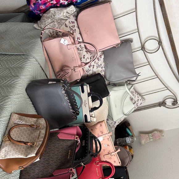 Elegant Pink Handbag - Picture 1 of 4